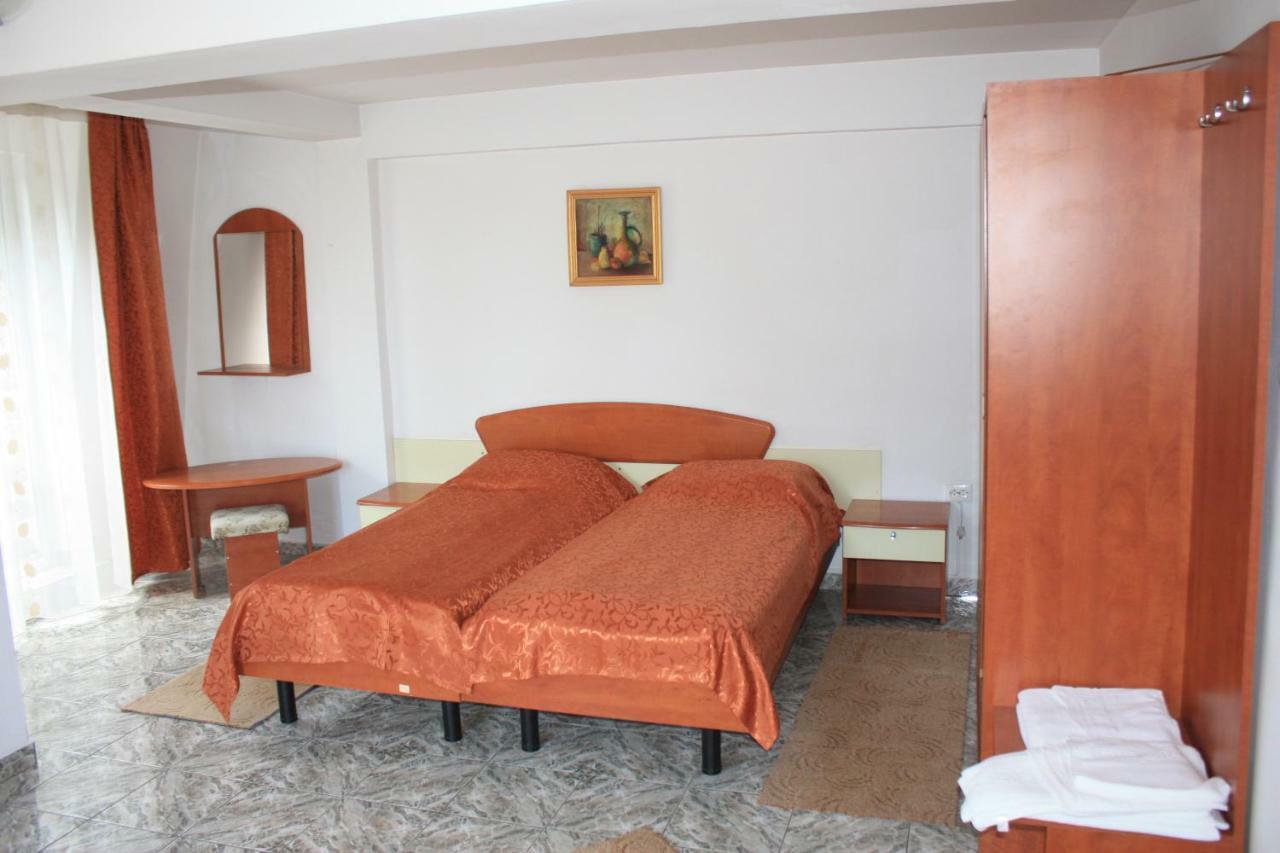 Vila Mihail Hotel Busteni Exterior photo